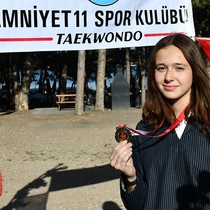 Türkiye şampiyonu kızını davul zurnayla karşıladı!