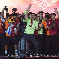 Galatasaray taraftarından kupa töreninde TFF'ye protesto! İbrahim Hacıosmanoğlu gelmedi