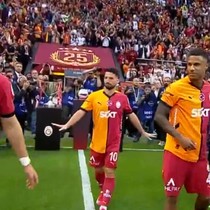 Başakşehir'de futbolcular Galatasaray'ı alkışladı