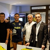 Fenerbahçe, Dusan Tadic ve Edin Dzeko'yu plaketle uğurladı
