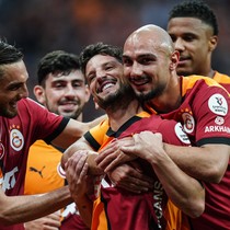 Galatasaray taraftarı çıldırdı: Koşmayı bırakın yürüyemiyor bile! Sen tam bir amatörsün