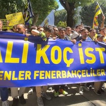 Fenerbahçeli taraftarlar yönetimi protesto etmek için yürüdü