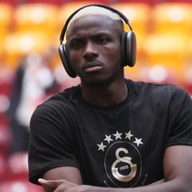 Osimhen imzayı attı! Napoli 75 milyon euroyu kasasına koydu