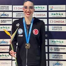 Milli yüzücü Selin Hürmeriç'ten Portekiz'deki kupada altın madalya