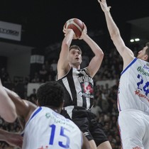Anadolu Efes, Beşiktaş'ı yenerek seride öne geçti
