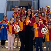 Yunus Akgün, köy okulundaki öğrencileri gönderdiği formalarla sevindirdi