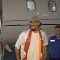Leroy Sane taraftara üçlü çektirdi