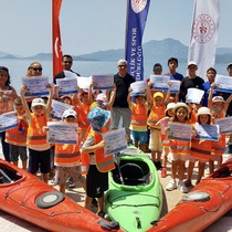 Muğla'da anaokulu öğrencileri kürek çekti