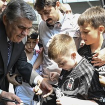 Beşiktaş Başkanı Serdal Adalı, Tüpraş Stadı'nda çocuklarla bir araya geldi