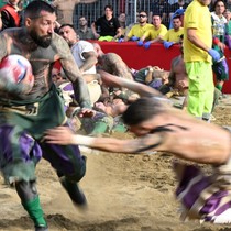 Seyircisi şaşkın oyuncusu yarı baygın: Calcio Storico başladı