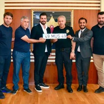 Muşspor'a özel plaka hediye edildi
