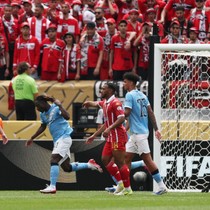 Manchester City galibiyetle başladı