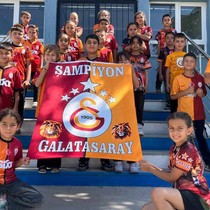 Gediz’de ilkokul öğrencilerinin şampiyonluk kutlaması beğeni topladı