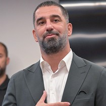 Arda Turan, yeni takımı Shakhtar Donetsk'te futbolcularla tanıştı