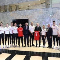 Cumhurbaşkanı Erdoğan, A Milli Kadın Voleybol Takımı ile bir araya geldi