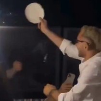 Barış Alper Yılmaz arkadaşının kafasında tabak kırdı