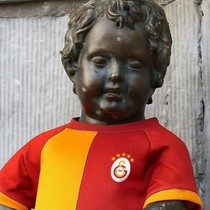 Galatasaray forması Belçika'dakiünlü heykele giydirilecek