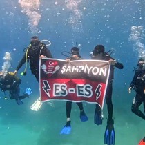 Eskişehirspor’un şampiyonluğunu denizin 26 metre altında kutladılar