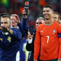 40 yaşındaki Cristiano Ronaldo imzayı atıyor!
