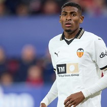 Arsenal yeni stoperini Valencia'da buldu!
