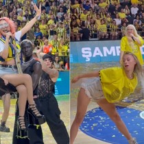 Hande Yener ve Ece Seçkin'in performansı Fenerbahçe taraftarını coşturdu