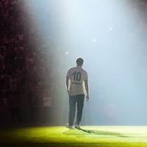 Orkun Kökçü, 20 bin taraftarın önünde sözleşme imzaladı