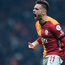 Ne Galatasaray'a imza atıyor ne gelen teklifleri kabul ediyor