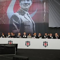 Beşiktaş'ta istifa: Seçime 1,5 yıl varken görevimi bırakıyorum