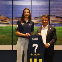 Milli voleybolcu Hande Baladın resmen Fenerbahçe'de!