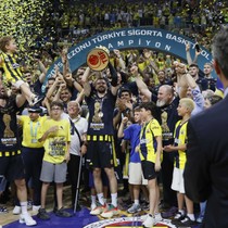Fenerbahçe açıkladı! 17 kupa kaldıran Melih Mahmutoğlu ile 1 yıl daha yola devam