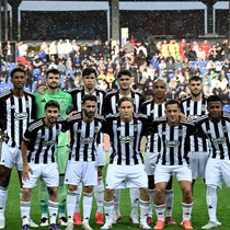İki futbolcu Jonny Northeast'in antrenmanlarına dayanamadı!