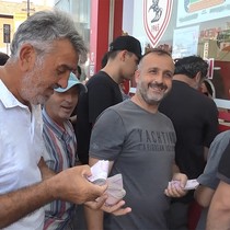Samsunspor taraftarlarının kombine alımı, Yeşilçam film sahnelerini hatırlattı