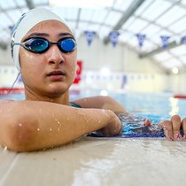 Milli paralimpik sporcu Melda Kolayca olimpiyat için yüzüyor