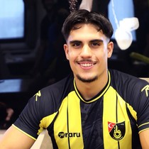 20'lik stoper İstanbulspor'la 5 yıllık imzaladı!