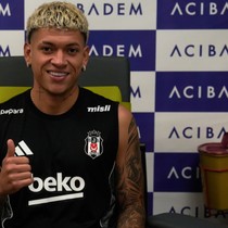 Elan Ricardo, Osayi Samuel'in yanına gidiyor