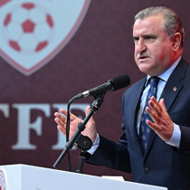 Bakan Bak Kulüpler Birliği Başkanlığı’na seçilen Ertuğrul Doğan’ı tebrik etti