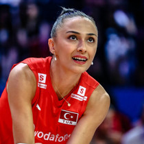 Milli voleybolcu Simge Aköz, başparmağından ameliyat olacak