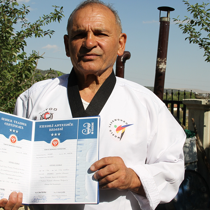 65 yaşındaki taekwondocu hareketleriyle gençlere taş çıkartıyor