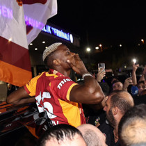 Osimhen'in İstanbul'a gelişi Avrupa'yı salladı: Yazın transferini binlerce insan kutladı!