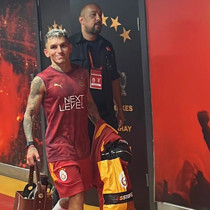 Maçın yıldızı Lucas Torreira RAMS Park Stadyumu'ndan ayrıldı