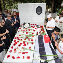 Efsane Başkan Süleyman Seba kabri başında anıldı