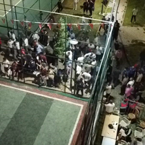 Hakemin kararına tepki gösteren taraftarlar saha kapısına akın etti