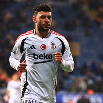 Alex Oxlade-Chamberlain, Osayi Samuel'in yanına gidiyor