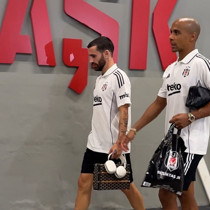 Son dakika golünü atan Rafa Silva, Mario ile gitti