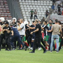 Amedspor - Erzurumspor maçı sonrası kavga çıktı! Polis sahaya girdi