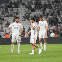 Beşiktaşlı futbolcular başka bir çıkıştan otobüse bindi