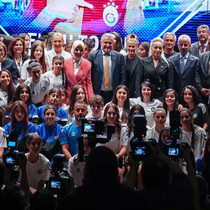 Kadın futbolcuların "II. Kristal Ayaklar Ödül Töreni Ankara'da yapıldı