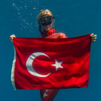 Şahika Ercümen, Türk bayrağıyla batık tanka dalış yaptı