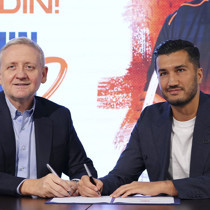 Başakşehir’de teknik direktörlük görevine getirilen Nuri Şahin için imza töreni düzenledi