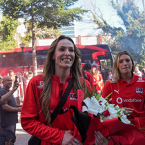 A Milli Kadın Voleybol Takımı, çiçeklerle karşılandı